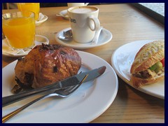 Plaza del Ayuntamiento  - Café y Tapas